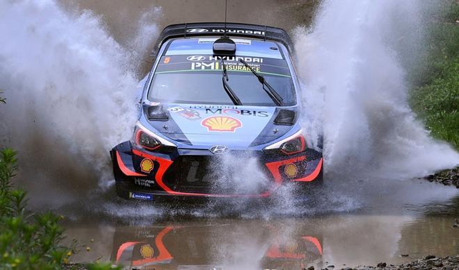 El piloto de Hyundai, Thierry Neuville, de Bélgica, avanza a través de un arroyo el primer día del Rally de Campeonato del Mundo de Rallyes (WRC), cerca de Coffs Harbour, Australia.