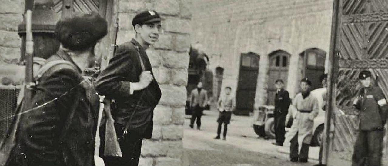Una de las fotografías de Mauthausen realizada por Francisco Boix, a la entrada del campo, facilitada por la editorial RBA.
