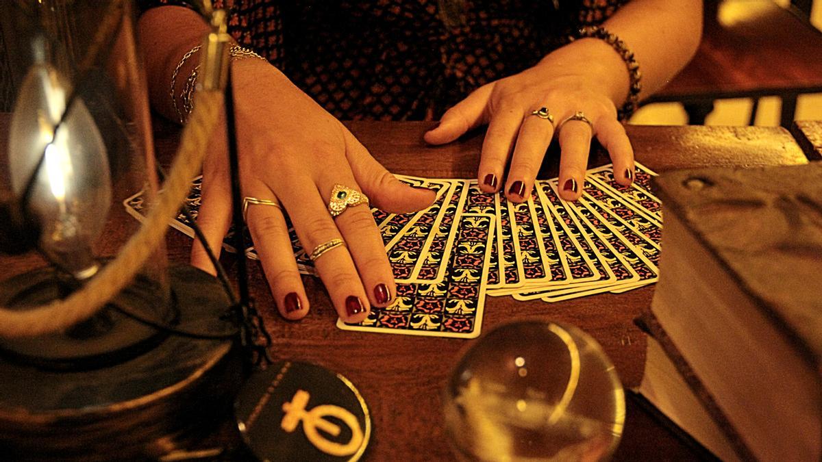 Alquimia propone un ‘show’ místico con cartomancia o quiromancia.