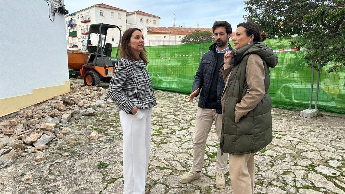 La alcaldesa de Ronda, María de la Paz Fernández, ha visitado la barriada, acompañada de la edil de Obras, Concha Muñoz