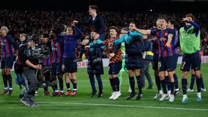 Jordi Alba encumbró a Gavi durante la celebración por la victoria en el clásico con la grada de animación blaugrana