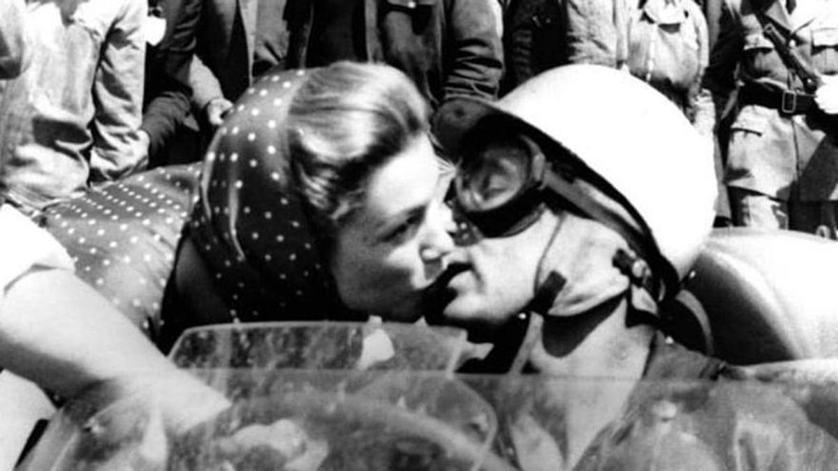 La actriz mexicana Linda Christian da a Alfonso de Portago el llamado «beso de la muerte» antes de la salida de las Mille Miglia, carrera en la que el piloto perdió la vida.