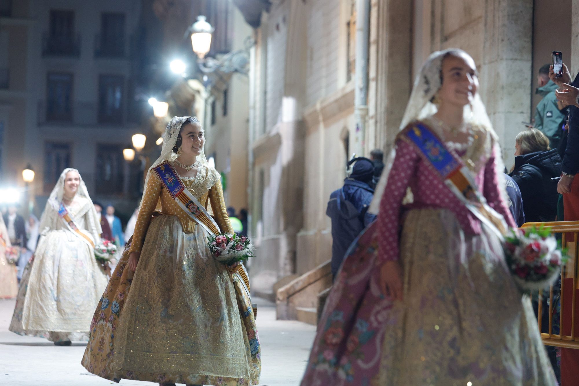 La fallera mayor infantil de València, ante la Virgen