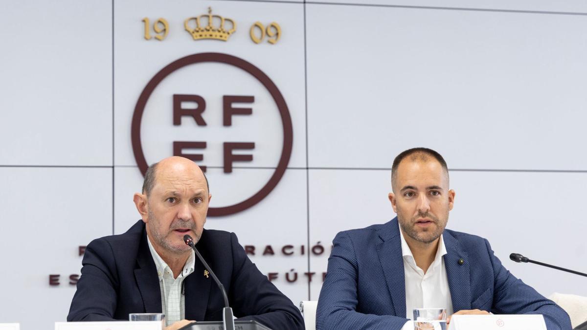 Fran Soto, junto al presidente de la RFEF, Rafael Louzán