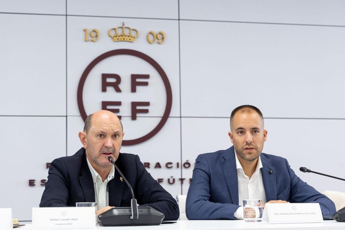 El presidente del Comité Técnico de Árbitros de la Real Federación Española de Fútbol, Fran Soto Balirac, junto al presidente de la Real Federación Española de Fútbol, Rafael Louzán.