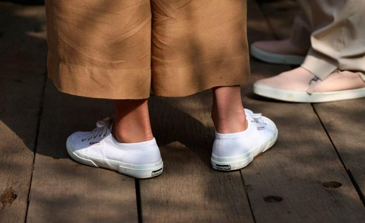 Detalle de las zapatillas Superga y los pantalones 'culotte' de Massimo Dutti de Kate Middleton