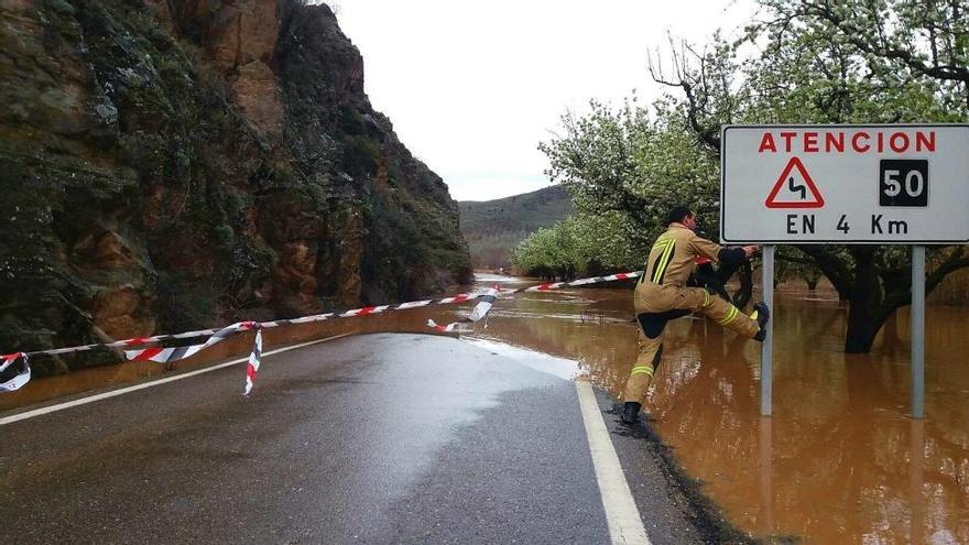 Las crecidas de los ríos de Aragón provocan cortes en carreteras y diversas afecciones