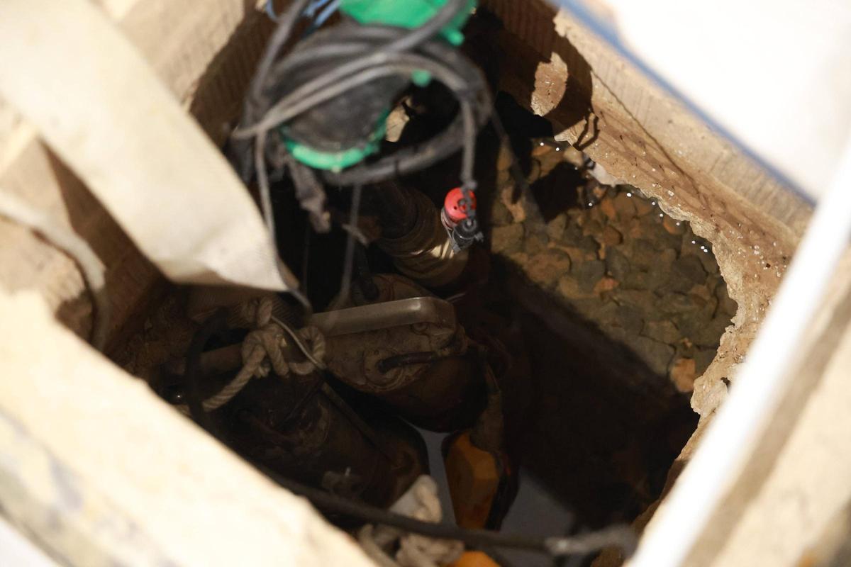 Imagen de la arqueta que el vecino afectado ha abierto en el sótano de su vivienda.