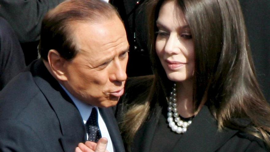 Imagen de archivo de Berlusconi y Veronica Lario.