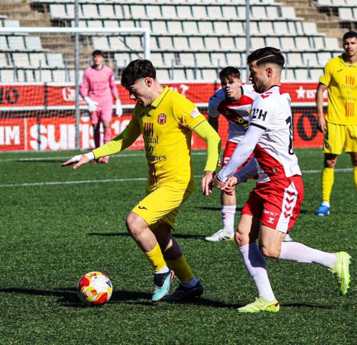 Adrià Méndez va obrir la llauna per l'Escala.