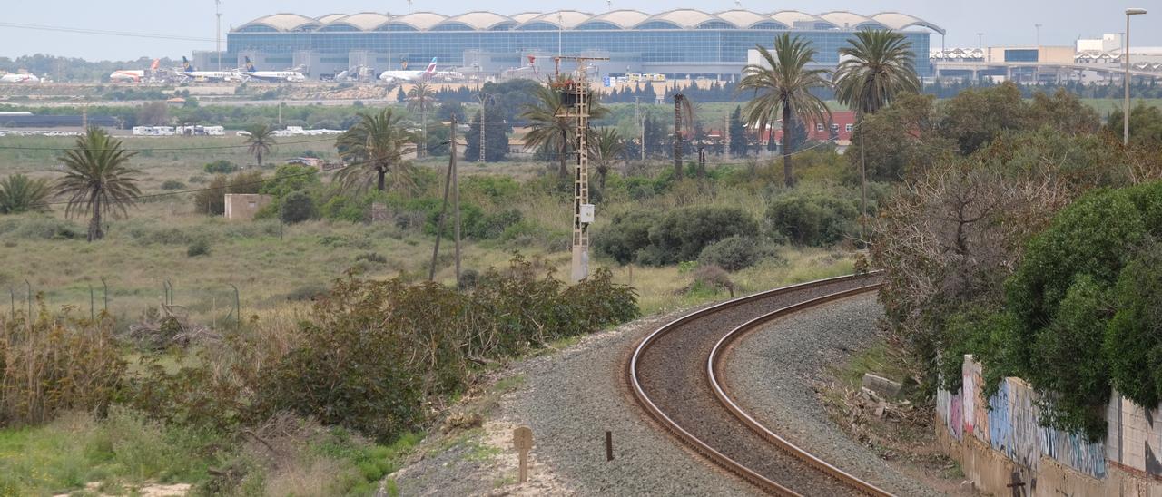 El tren de que conecta Alicante con Elche, la Vega Baja y Murcia lleva 40 años pasando a menos de dos kilómetros de la terminal