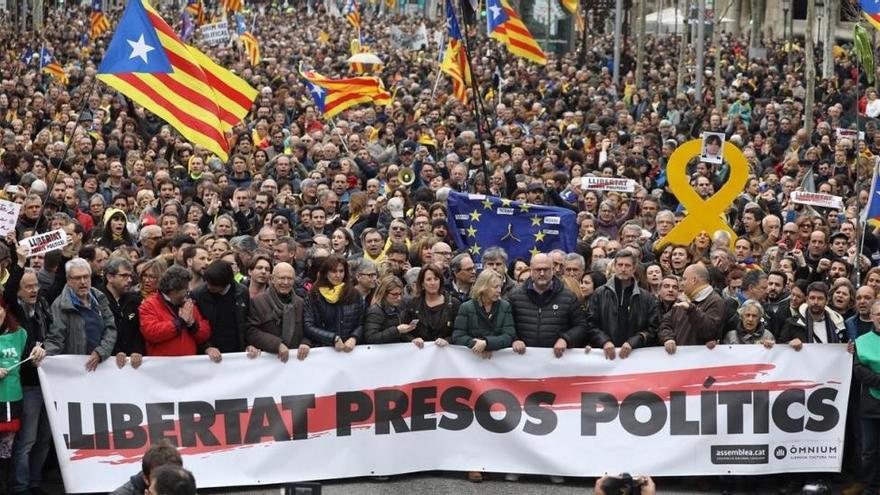 Tres detenidos, 52 heridos y cortes de vías en protesta por la detención de Puigdemont.