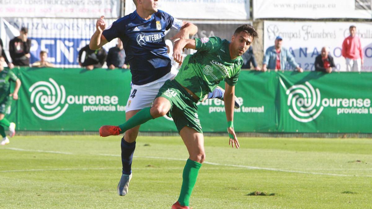 Manuel Romay, al choque en la última jornada en Espiñedo ante el Real Oviedo Vetusta.  |  // IÑAKI OSORIO