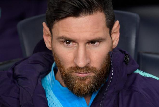 Leo Messi sigue el clásico desde el banquillo al comienzo del partido de ida de las semifinales de Copa del Rey entre el FC Barcelona y el Real Madrid en el Camp Nou