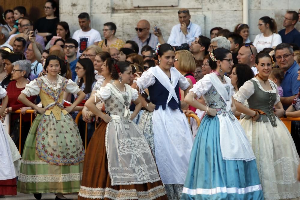 Dansà infantil en la plaza de la Virgen