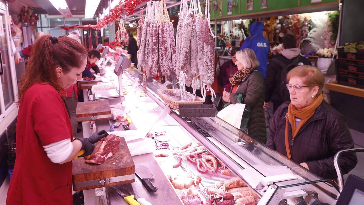Gent comprant al mercat.