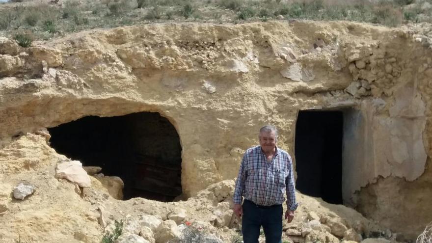 José Martínez, en las casas-cueva de Avilés, donde vivió hasta los doce años.