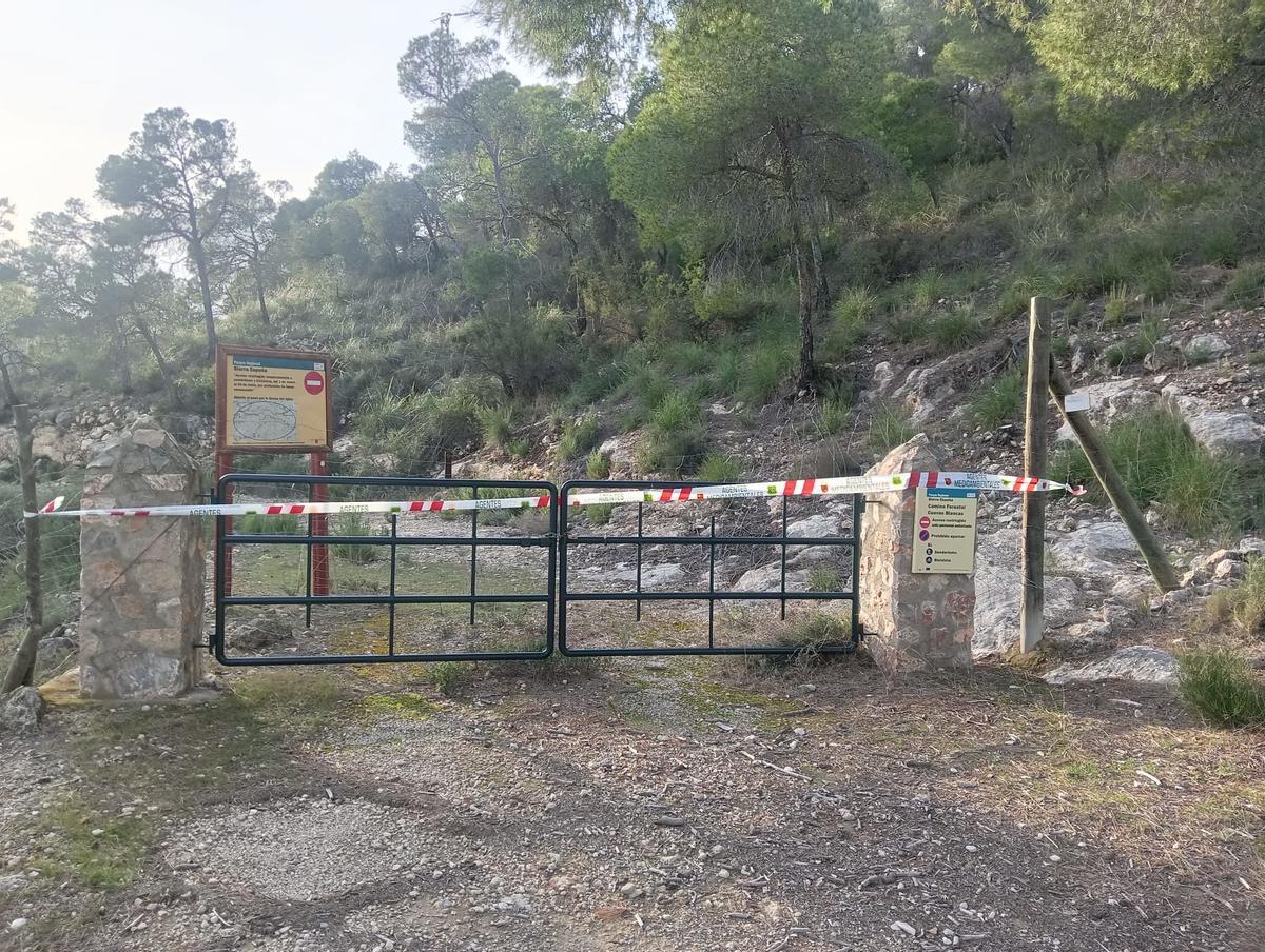 Uno de los senderos donde se ha prohibido el paso a los caminantes.