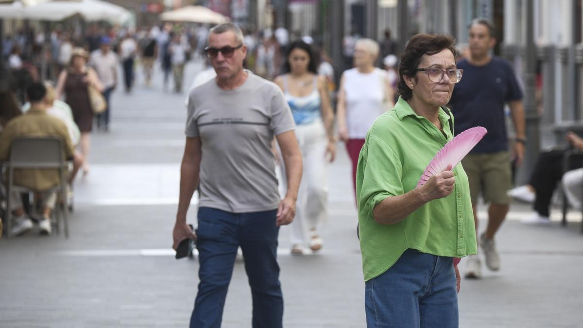 La gente ha tirado estos días de cualquier artilugio en la calle o en casa para protegerse del intenso calor.