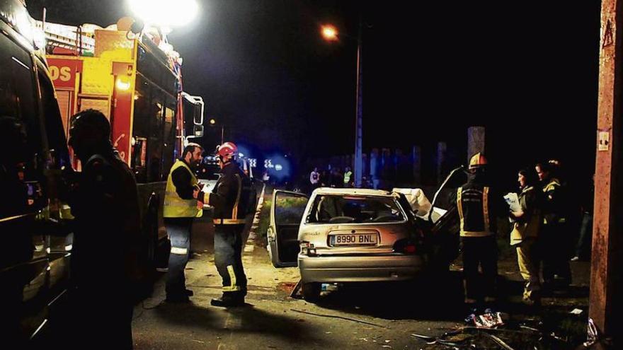 El accidente ocurrió pasadas las nueve de la noche en la parroquia de Oubiña. // Iñaki Abella