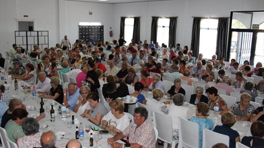 250 mayores participan en una comida que organiza el ayuntamiento para ellos