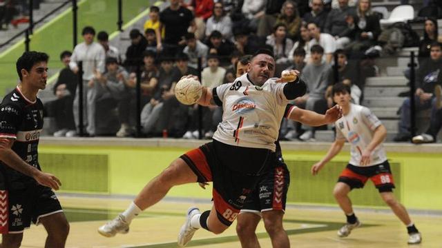 Adrián Losón lanza a puerta en un Disiclín-Novás anterior. | BERNABÉ/JAVIER LALÍN
