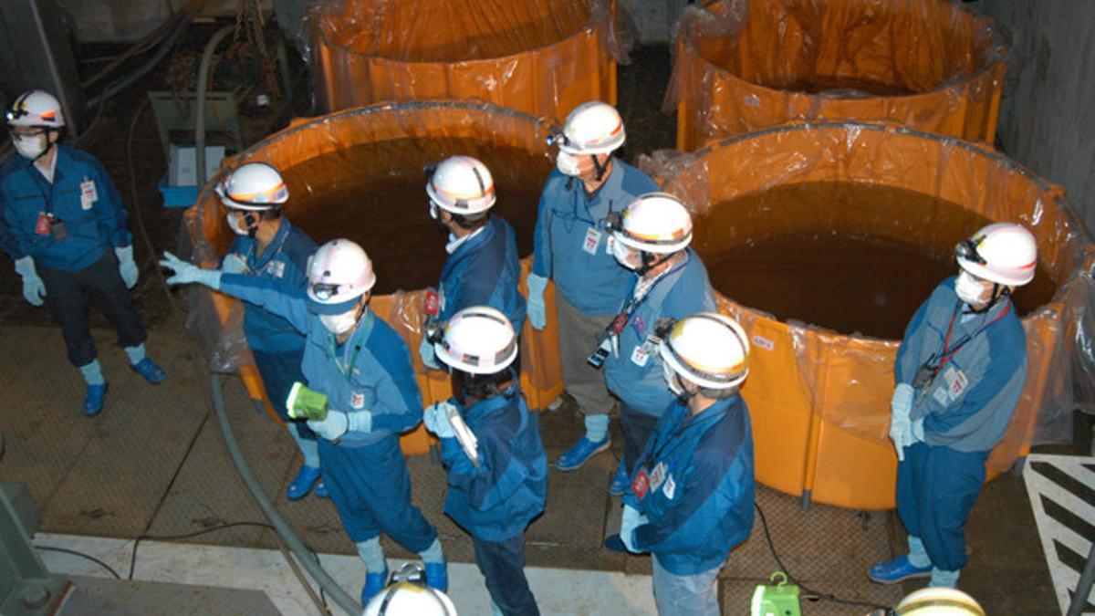 Técnicos de Tepco y del Organismo Internacional de la Energía Atómica inspeccionan las instalaciones del edificio que aloja el reactor número 1, el pasado jueves, en la central de Fukushima.