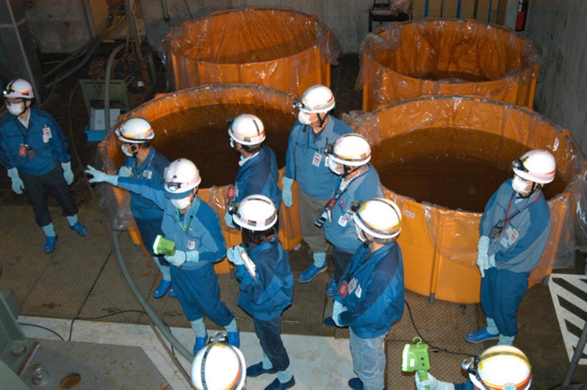 Tècnics de Tepco i de l’Organisme Internacional de l’Energia Atòmica inspeccionen les instal·lacions de l’edifici que allotja el reactor número 1, dijous passat, a la central de Fukushima.