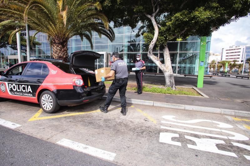 Reparto de mascarillas de la Policía Canaria en el exterior del intercambiador de guaguas.  | 13/04/2020 | Fotógrafo: María Pisaca Gámez