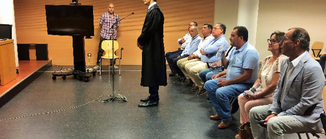 Los diez acusados ayer tras la finalización del juicio del Tribunal Superior de Justicia de Canarias en Arrecife.