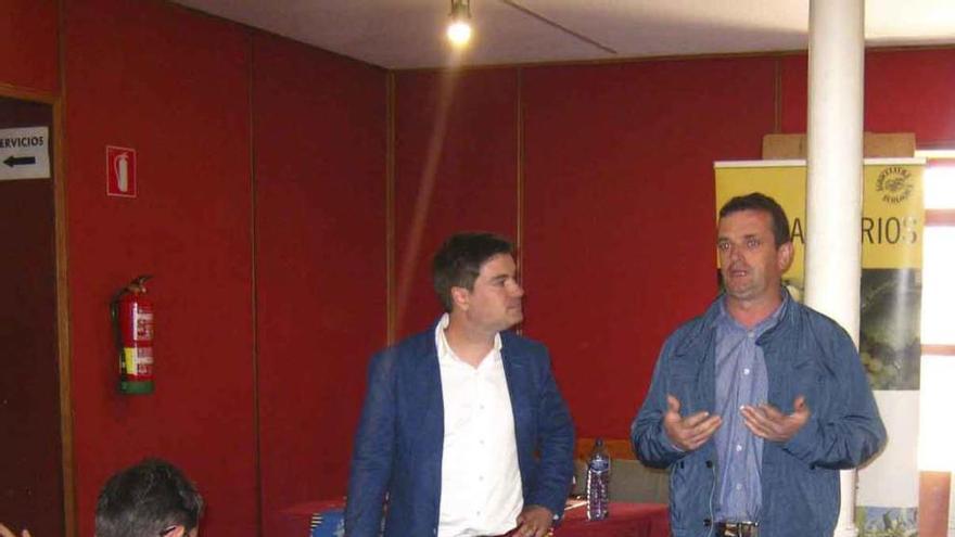 Escudero (izquierda) junto al presidente de la DO, Amancio Moyano.