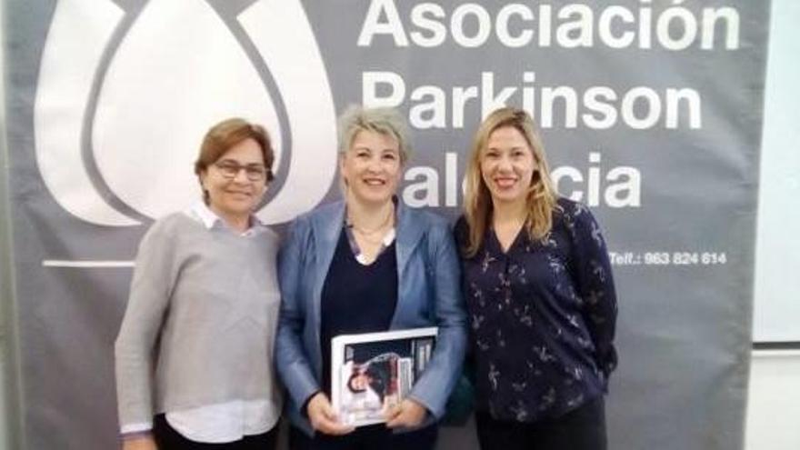 La presidenta y la gerente de Parkinson València, con la directora de Servicios Sociales.