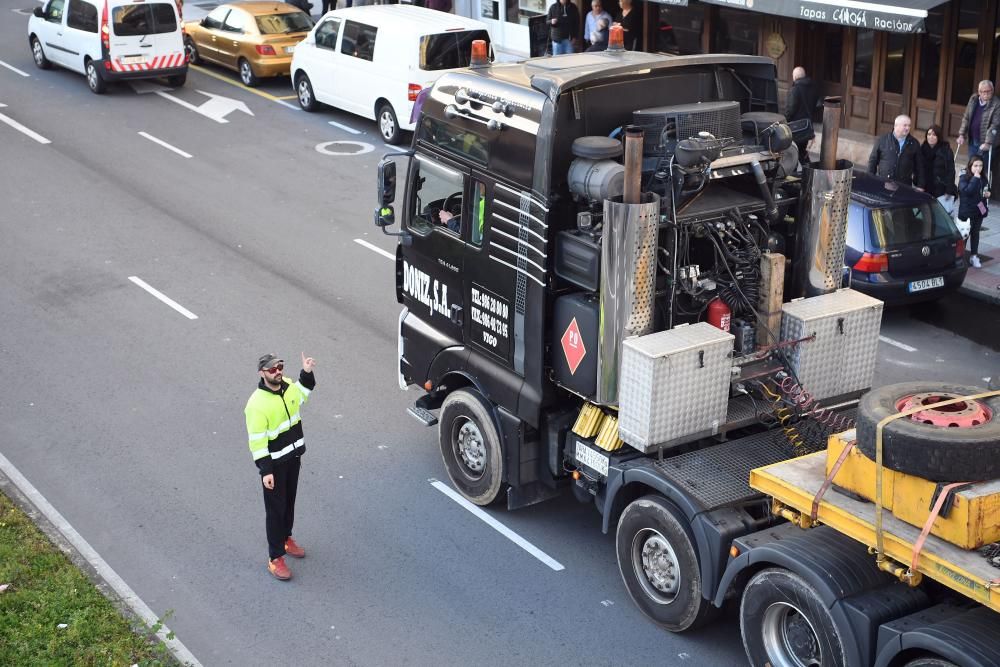 Un camión de transporte especial causa afecciones al tráfico en el cruce entre Ronda de Outeiro con avenida Finisterre