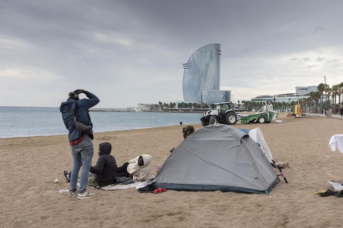 Un grupo de subsaharianos lleva meses acampados en las playas de la Barceloneta.