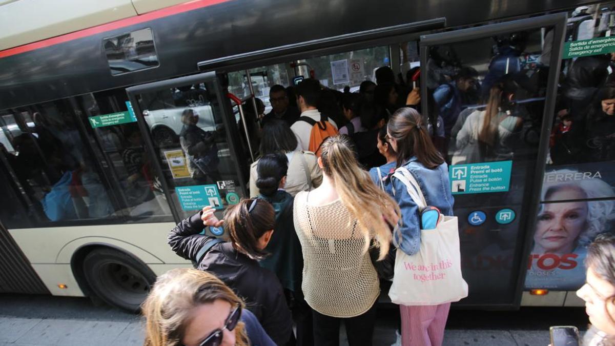 Aglomeraciones y esperas en la huelga de autobuses de Barcelona