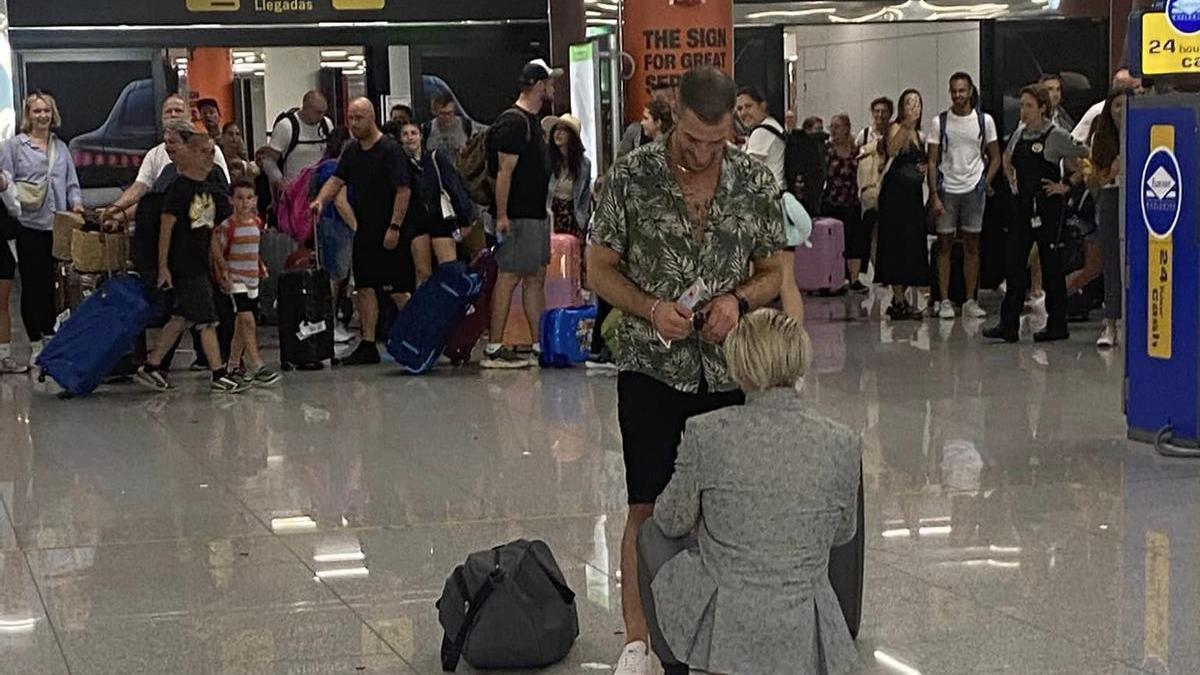 Passagiere am Flughafen in Palma staunen über das Paar. Foto: Tolo Sent