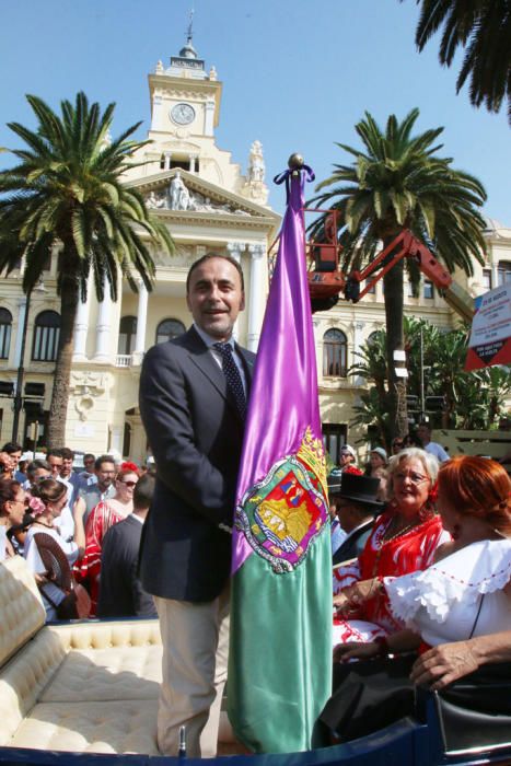 Con la entrega de la bandera de la ciudad a Andrés Olivares ha comenzado la romería hasta la Basílica de la Victoria este sábado por la mañana