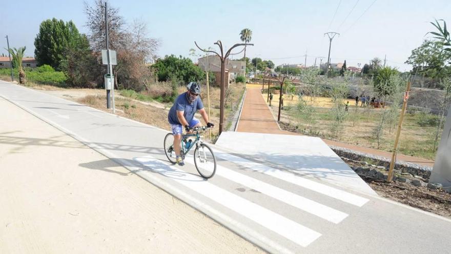 Un ciclista circulando por un punto del tramo afectado.