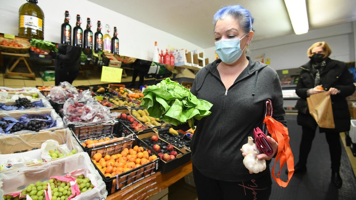 Una clienta en la frutería Sonia/ Gustavo Santos