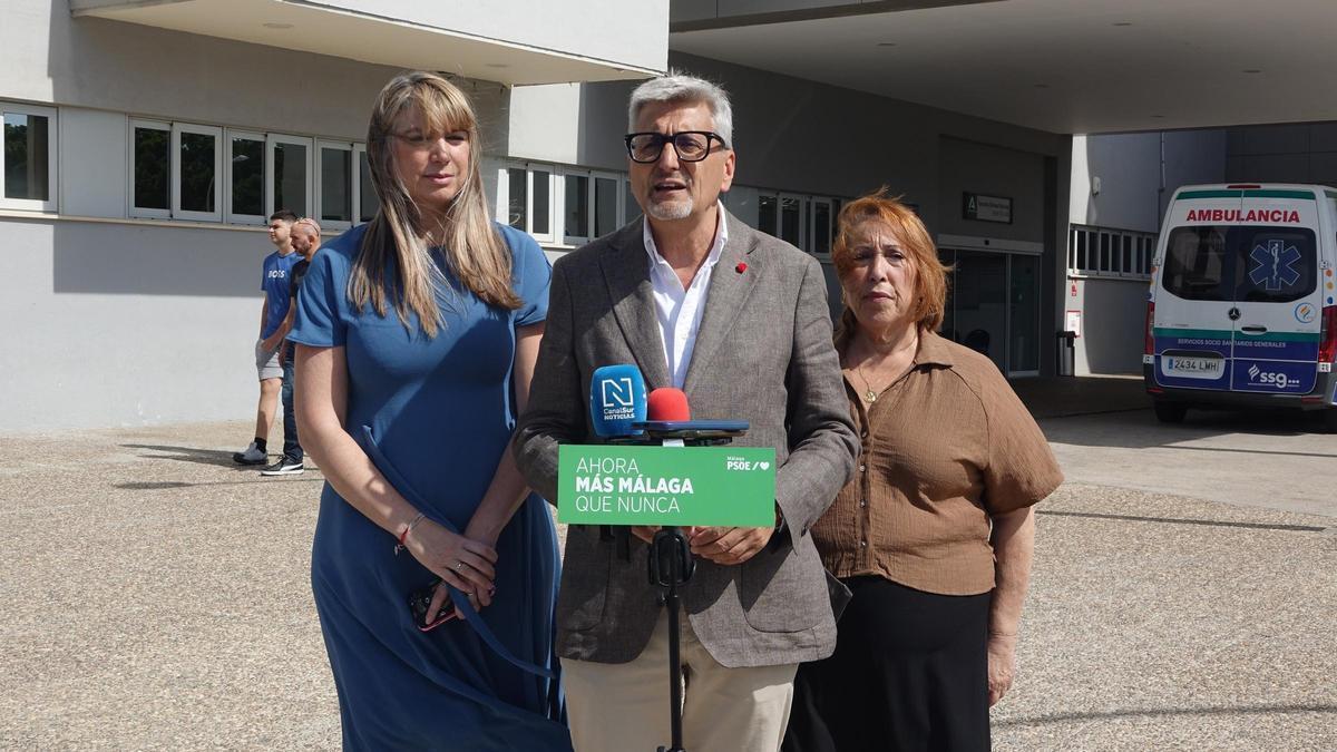 El secretario general del PSOE de Málaga, Josele Aguilar, atiende a los medios en Málaga ante el Hospital Universitario de la Victoria.