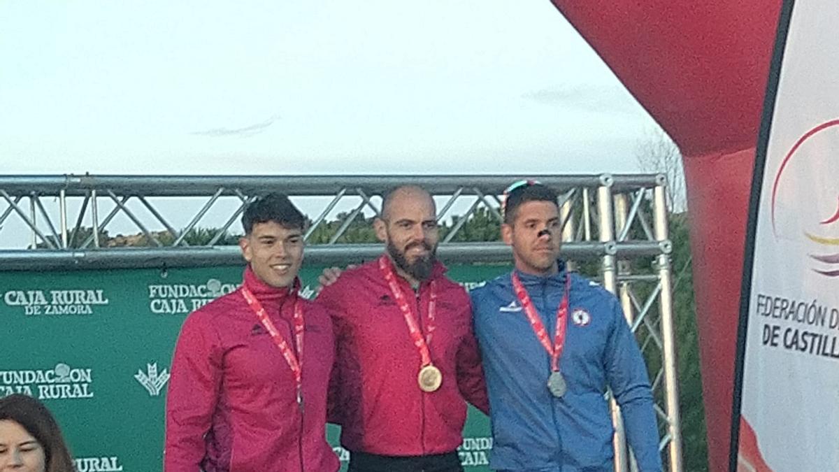 Podio del Amigos del Remo, ayer en el Regional