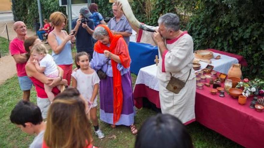 El taller sobre condiments a l&#039;època romana va encetar la jornada festiva.