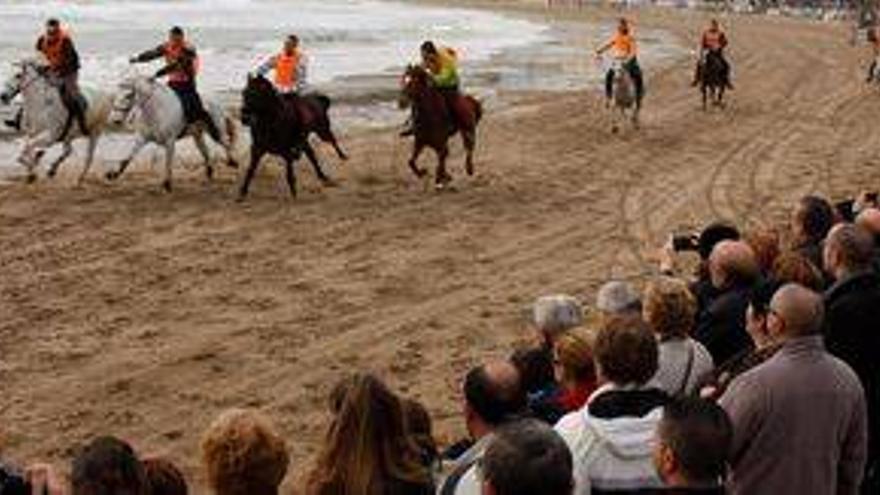 Orpesa cierra Sant Antoni al galope en las carreras por la playa de la Concha