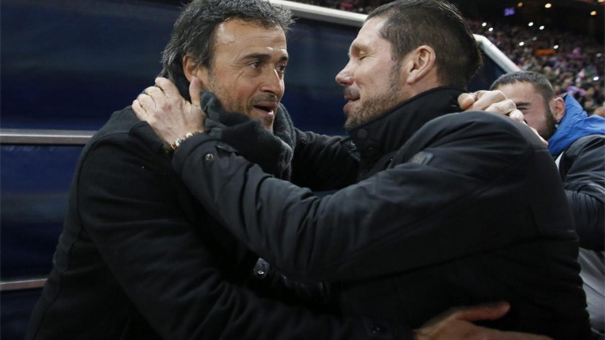 Luis Enrique y Simeone se saludan en los prolegómenos del Barça - Atlético de la Liga BBVA 2015/16