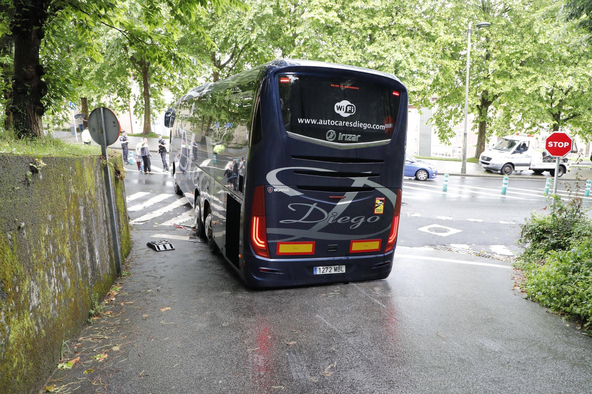 Autobús atrapado en el barrio de Vite