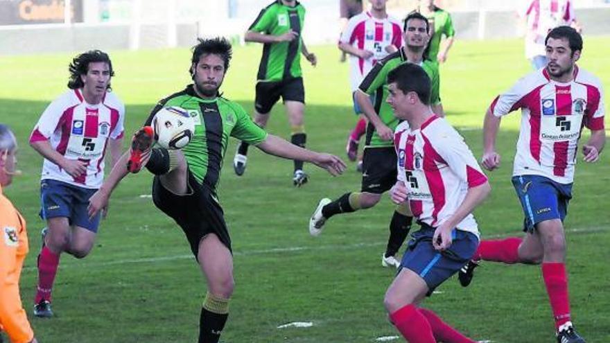 Xosé golpea el balón en una acción del encuentro de ayer.