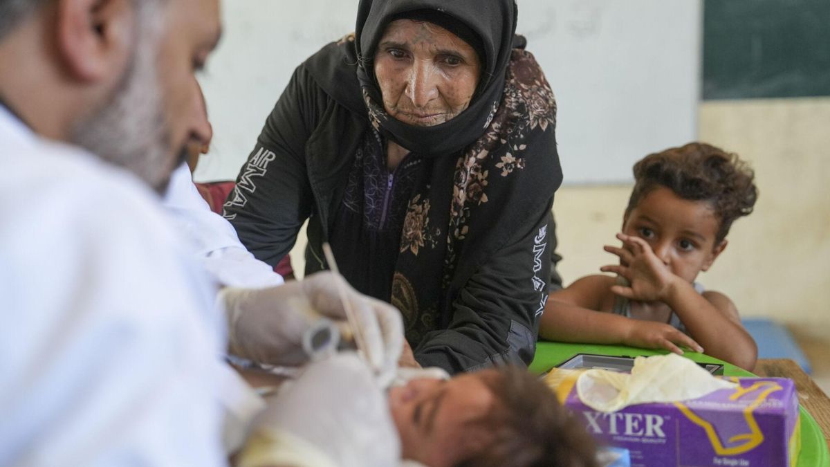 Un grupo de beduinos desplazados de la ciudad de Shahba, en la provincia siria de Al Sueida, en un albergue improvisado en Deraa tras los enfrentamientos entre facciones drusas, clanes beduinos y fuerzas gubernamentales. En un colegio habilitado como albergue para desplazados en la vecina provincia de Deraa, beduinos y otros residentes de Shahba cuentan cómo la comunidad perdió a una veintena de personas en aquel ataque atribuido a facciones drusas