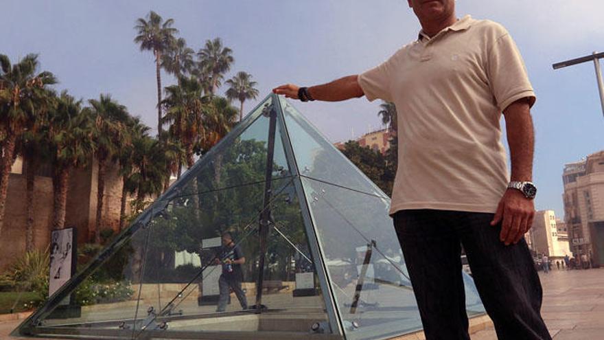 Andy García en la calle Alcazabilla junto a la pirámide de cristal, un pequeño guiño a Egipto.