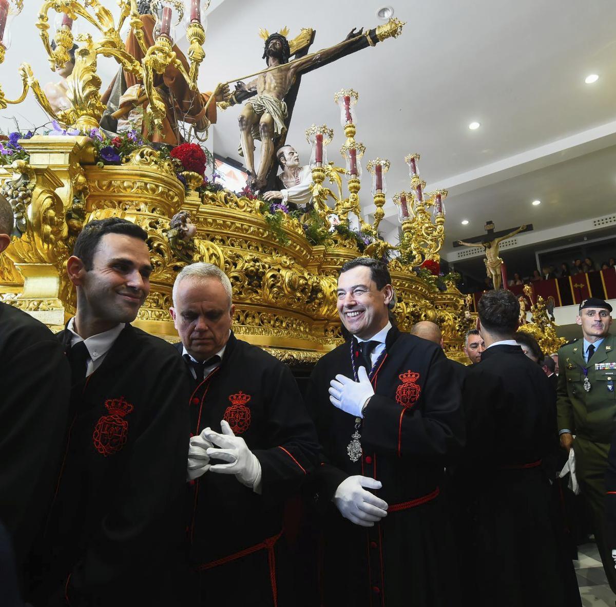 Juanma Moreno, momentos antes de salir como hombre de trono,con el Cristo de la Exaltación. | ÁLEX ZEA