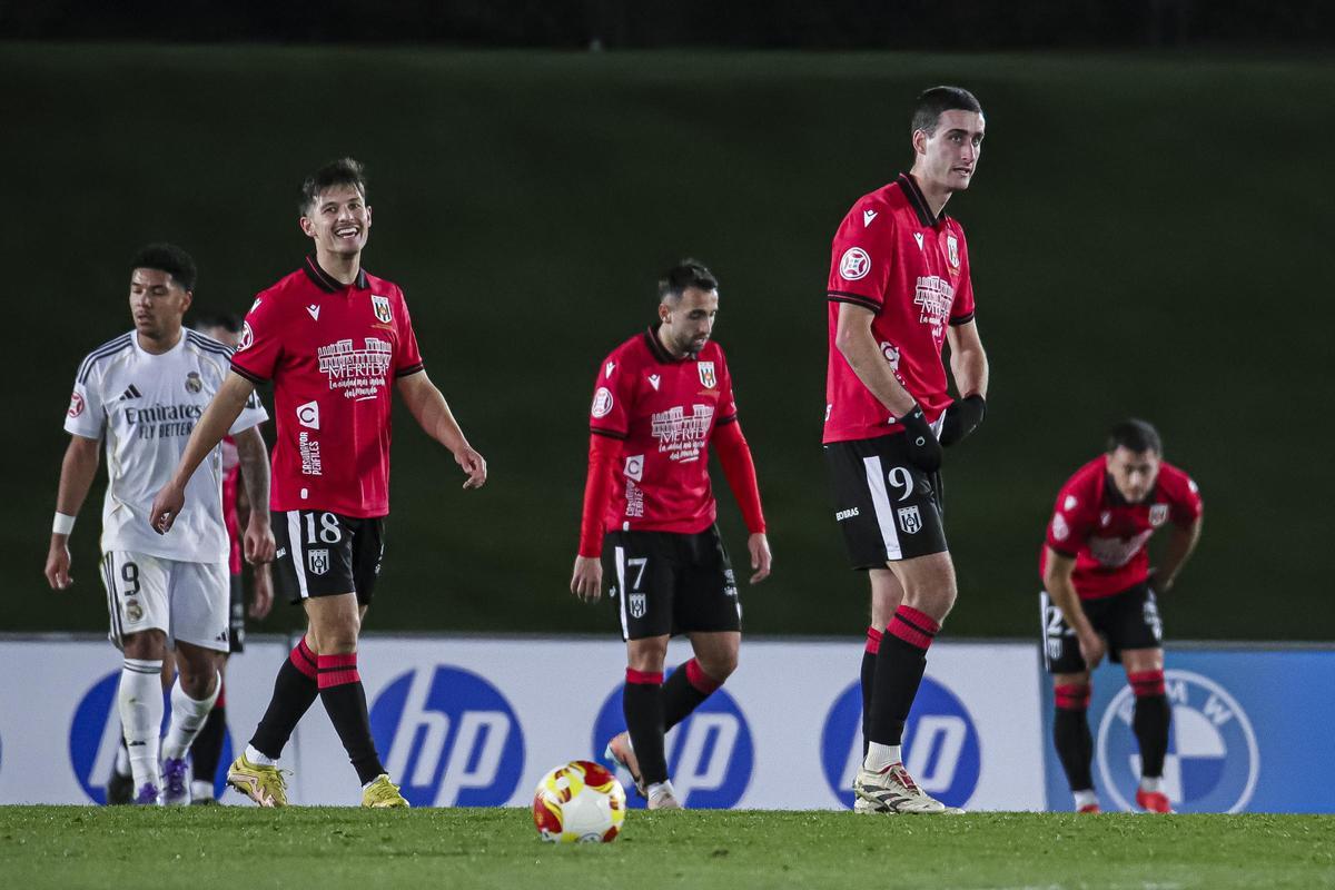 Jugadores del Mérida, tras encajar el gol del empate del Madrid Castilla.